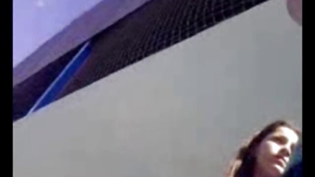सुंदर लेस्बियन्स एले रोज प्रथमच गुदद्वाराच्या छिद्रात खेळण्याचा आनंद घेतात